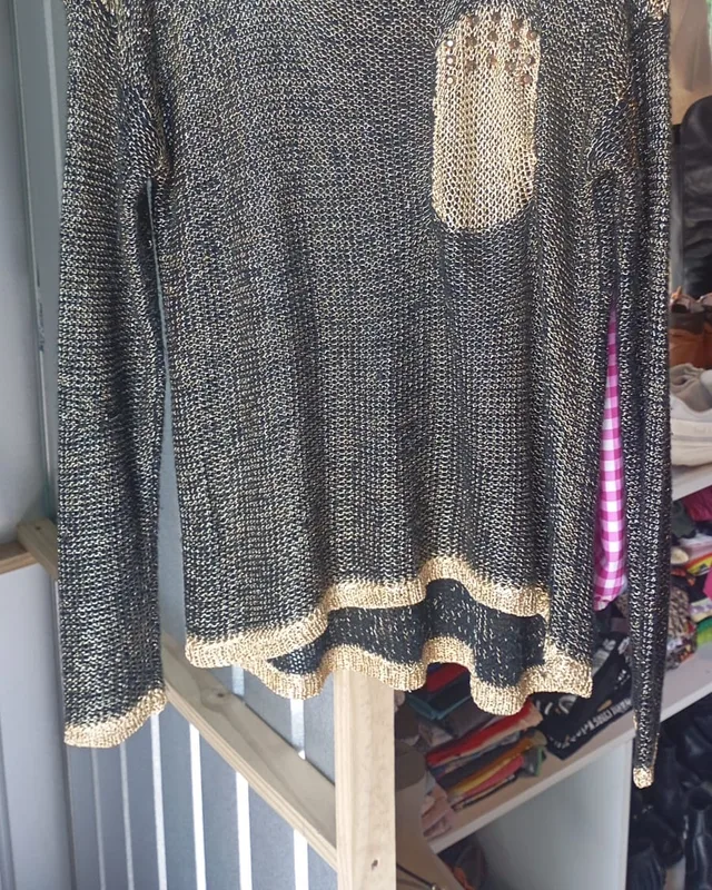 Blusa de tricô preta e dourada