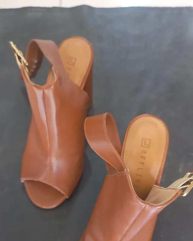 Bota caramelo de bico aberto