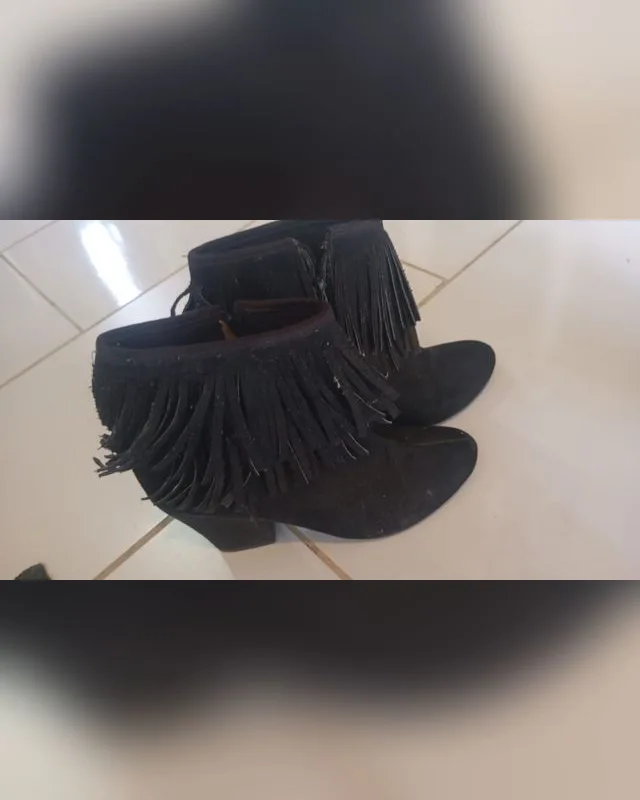 Bota preta de franjas