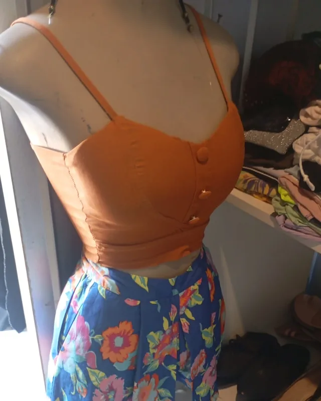 Cropped laranja e saia floral